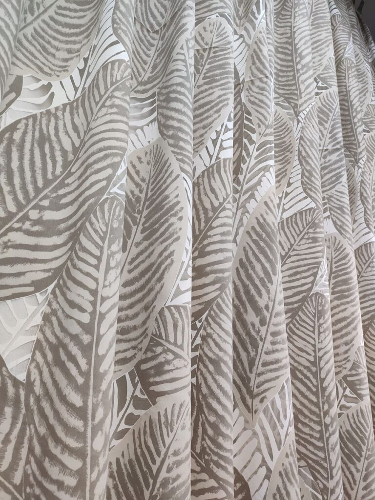 tenda a metro in devorè altezza 3 metri tortora 1 IMG20250927111423 risultato