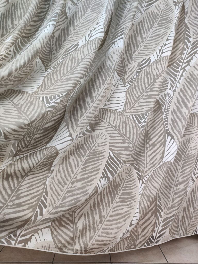 tenda a metro in devorè altezza 3 metri tortora 5 IMG20250927111505 risultato