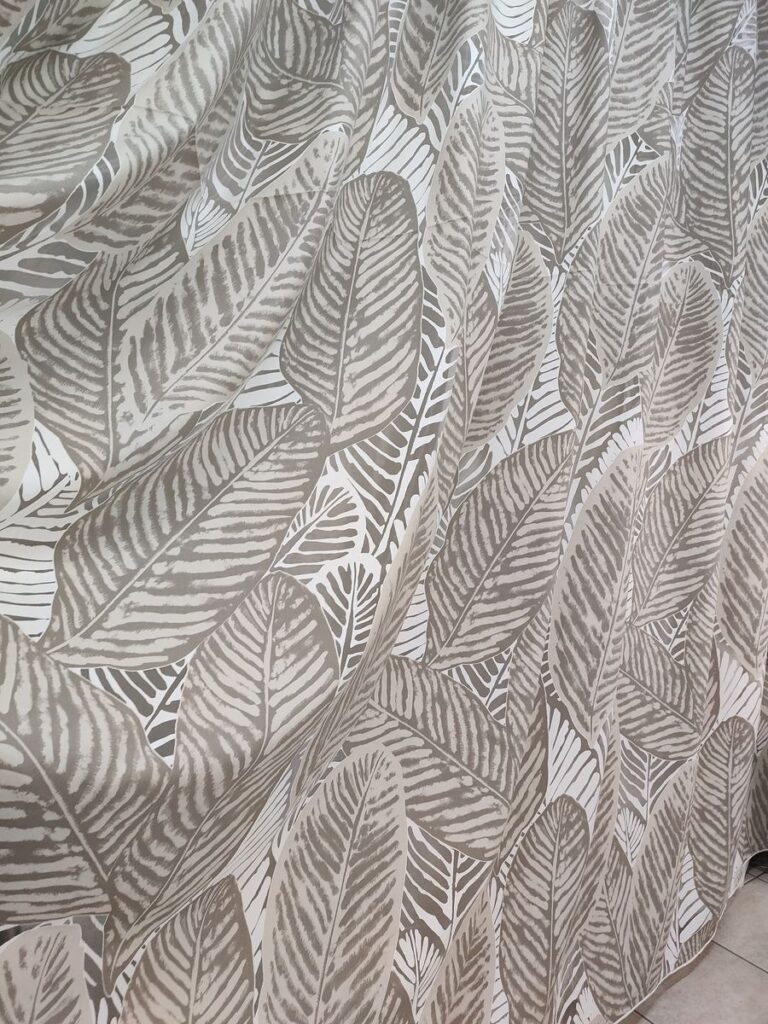 tenda a metro in devorè altezza 3 metri tortora 3 IMG20250927111520 risultato