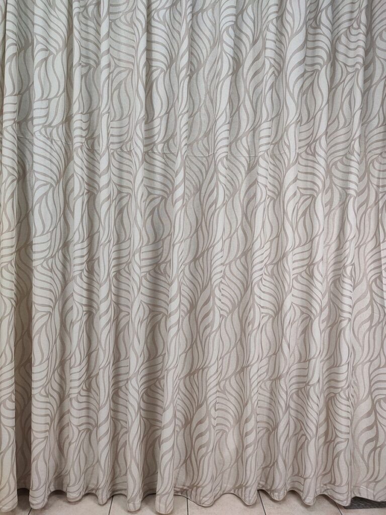 tenda a metro in devorè altezza 3 metri effetto lino col. tortora 11 IMG20251016120538 risultato