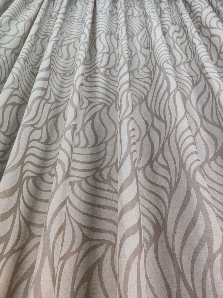 tenda a metro in devorè altezza 3 metri effetto lino col. tortora 13 IMG20251016120548 risultato