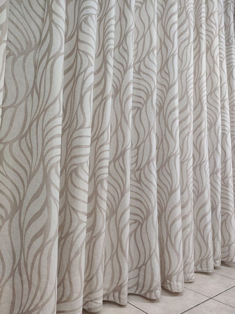 tenda a metro in devorè altezza 3 metri effetto lino col. tortora 14 IMG20251016120558 risultato