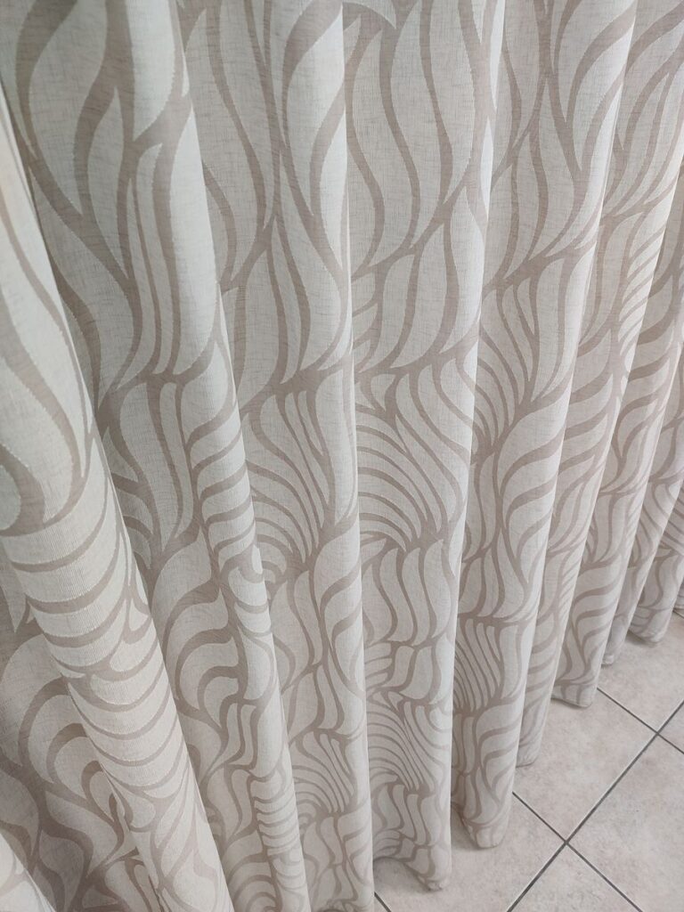 tenda a metro in devorè altezza 3 metri effetto lino col. tortora 17 IMG20251016120606 risultato