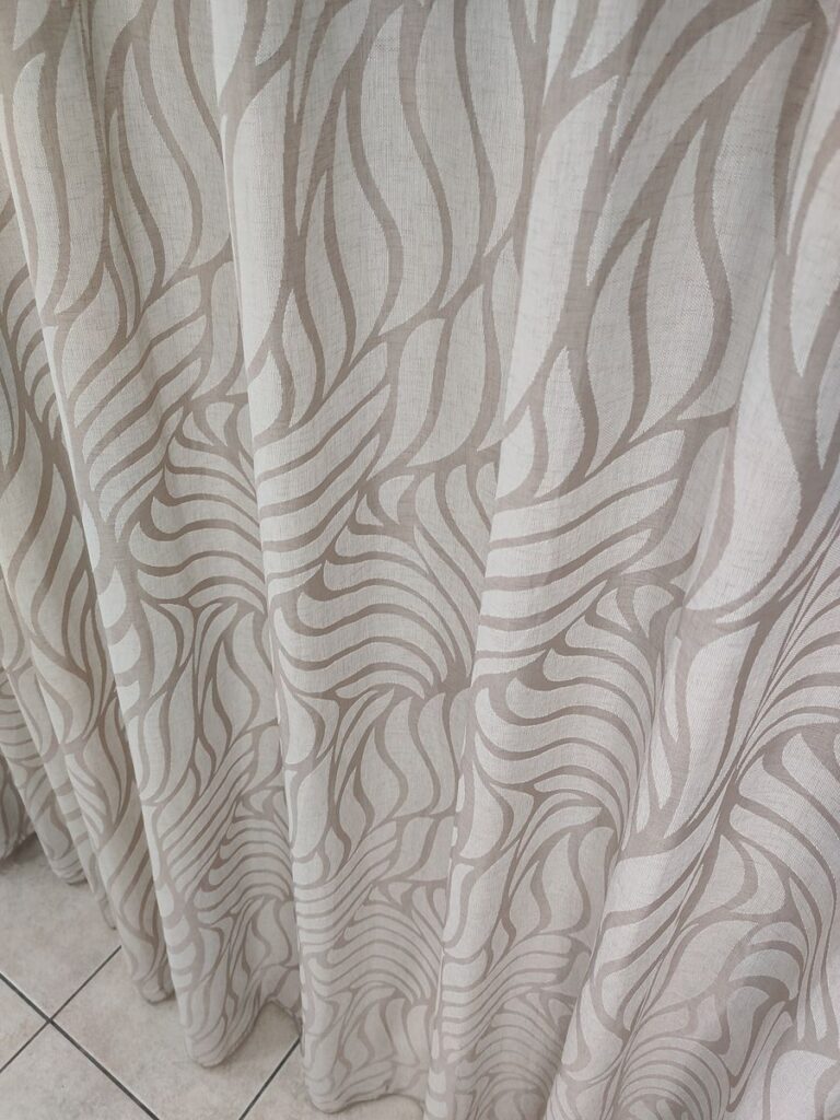 tenda a metro in devorè altezza 3 metri effetto lino col. tortora 6 IMG20251016120630 risultato