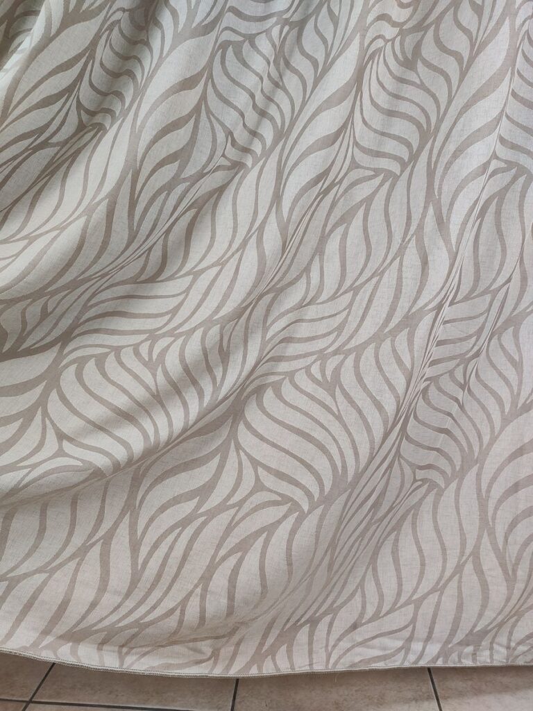 tenda a metro in devorè altezza 3 metri effetto lino col. tortora 4 IMG20251016120642 risultato