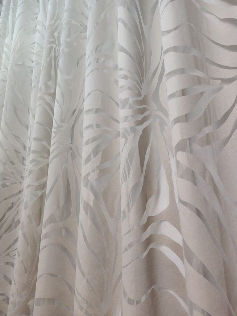 tenda a metro in devorè altezza 3 metri tortora 5 IMG20251016122743 risultato