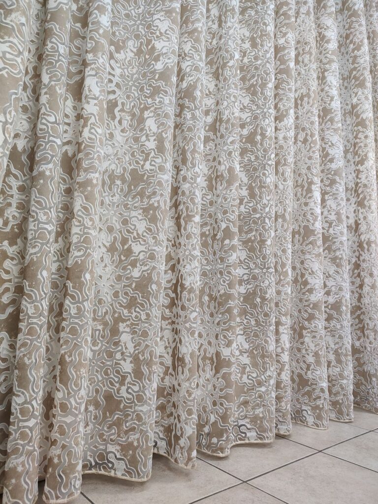 tenda a metro in devorè altezza 3 metri tortora 10 IMG20251031104749 risultato