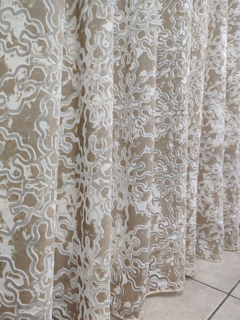 tenda a metro in devorè altezza 3 metri tortora 9 IMG20251031104752 risultato