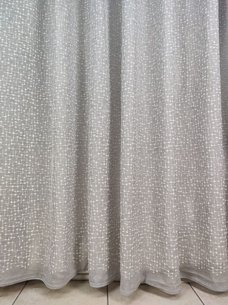 tenda iris in bouclè effetto lino grigio 12 IMG20260130105215 risultato