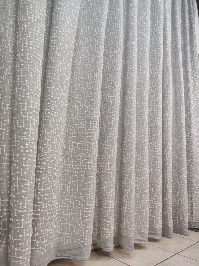 tenda iris in bouclè effetto lino grigio 14 IMG20260130105230 risultato