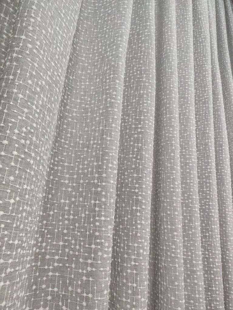 tenda iris in bouclè effetto lino grigio 16 IMG20260130105235 risultato
