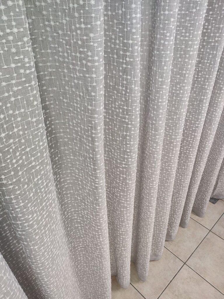 tenda iris in bouclè effetto lino grigio 17 IMG20260130105238 risultato
