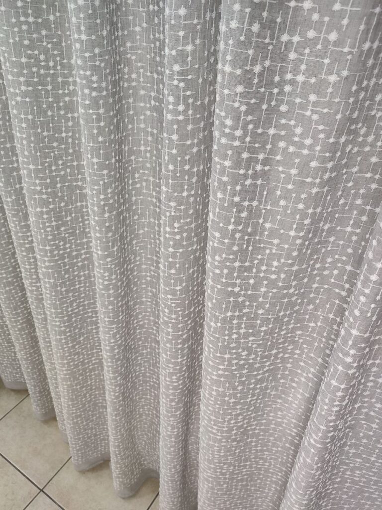 tenda iris in bouclè effetto lino grigio 7 IMG20260130105257 risultato