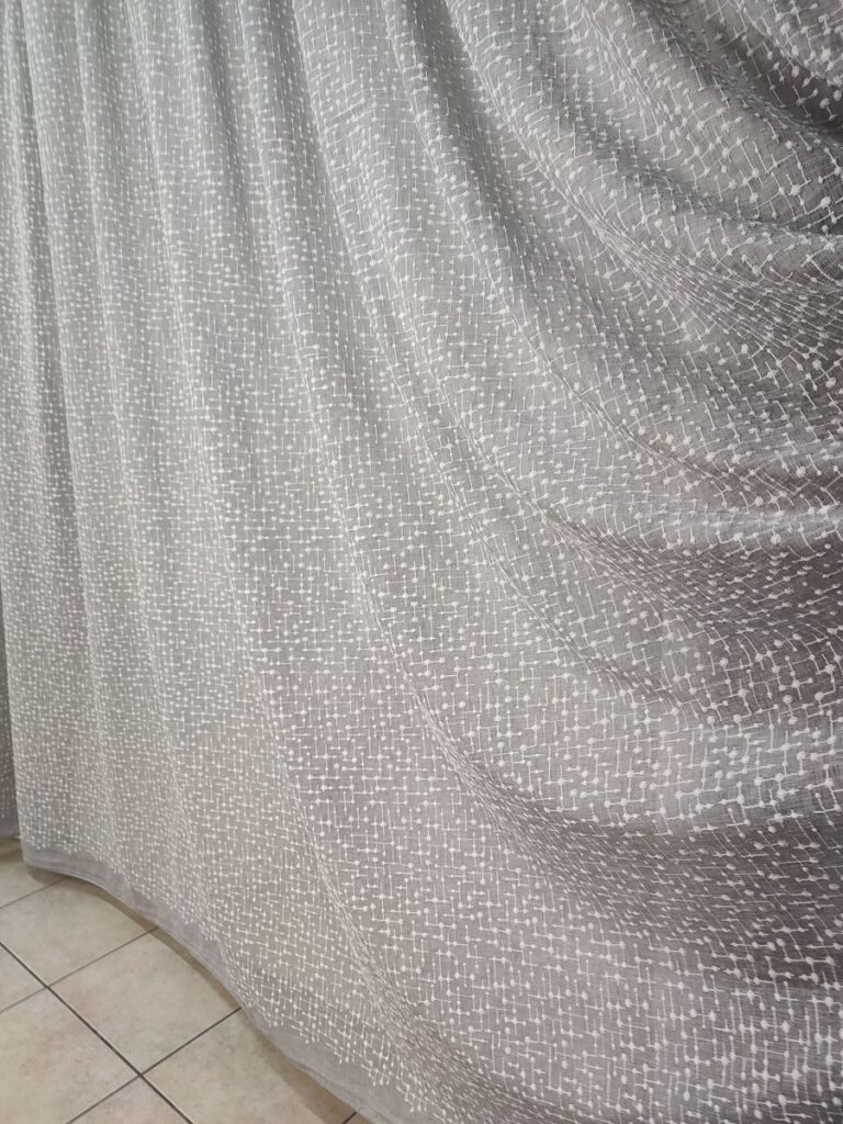 tenda iris in bouclè effetto lino grigio 3 IMG20260130105320 risultato