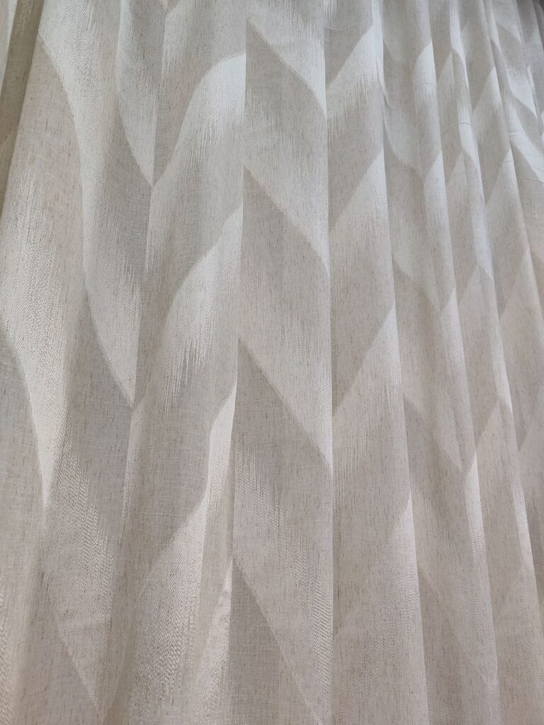 tenda iris in bouclè effetto lino astrid tortora 1 IMG20260415120814 risultato