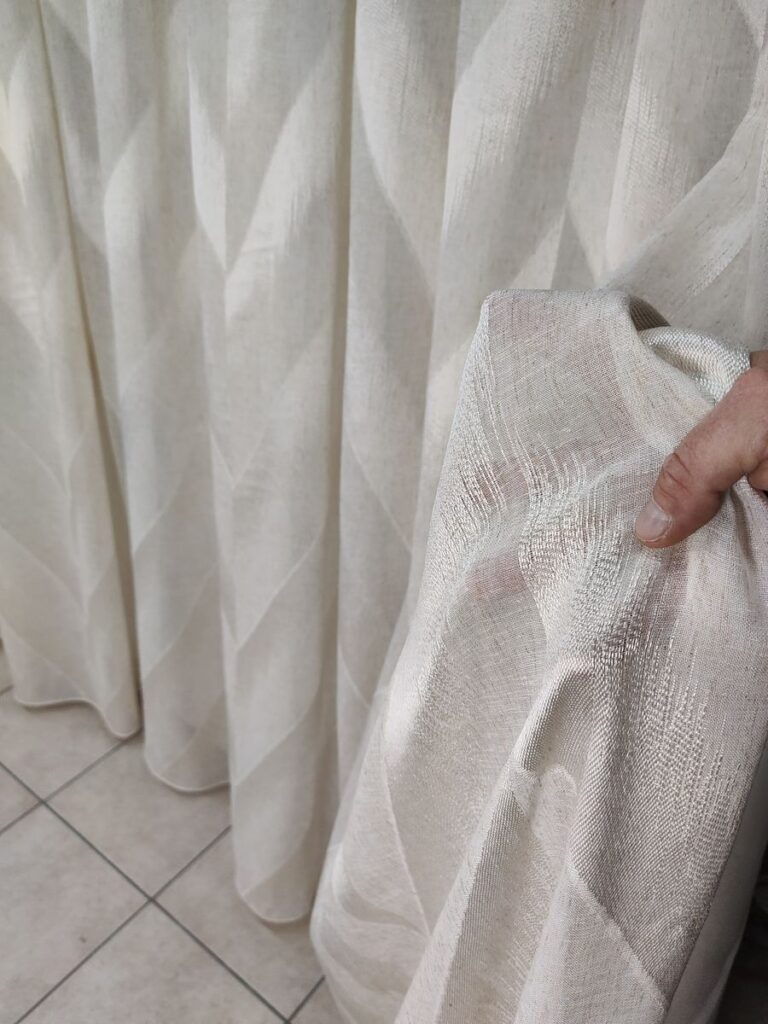 tenda iris in bouclè effetto lino astrid tortora 4 IMG20260415120856 risultato